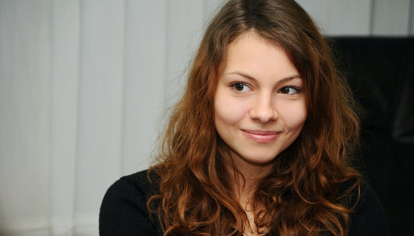 en kvinde smiler frækt og forførende